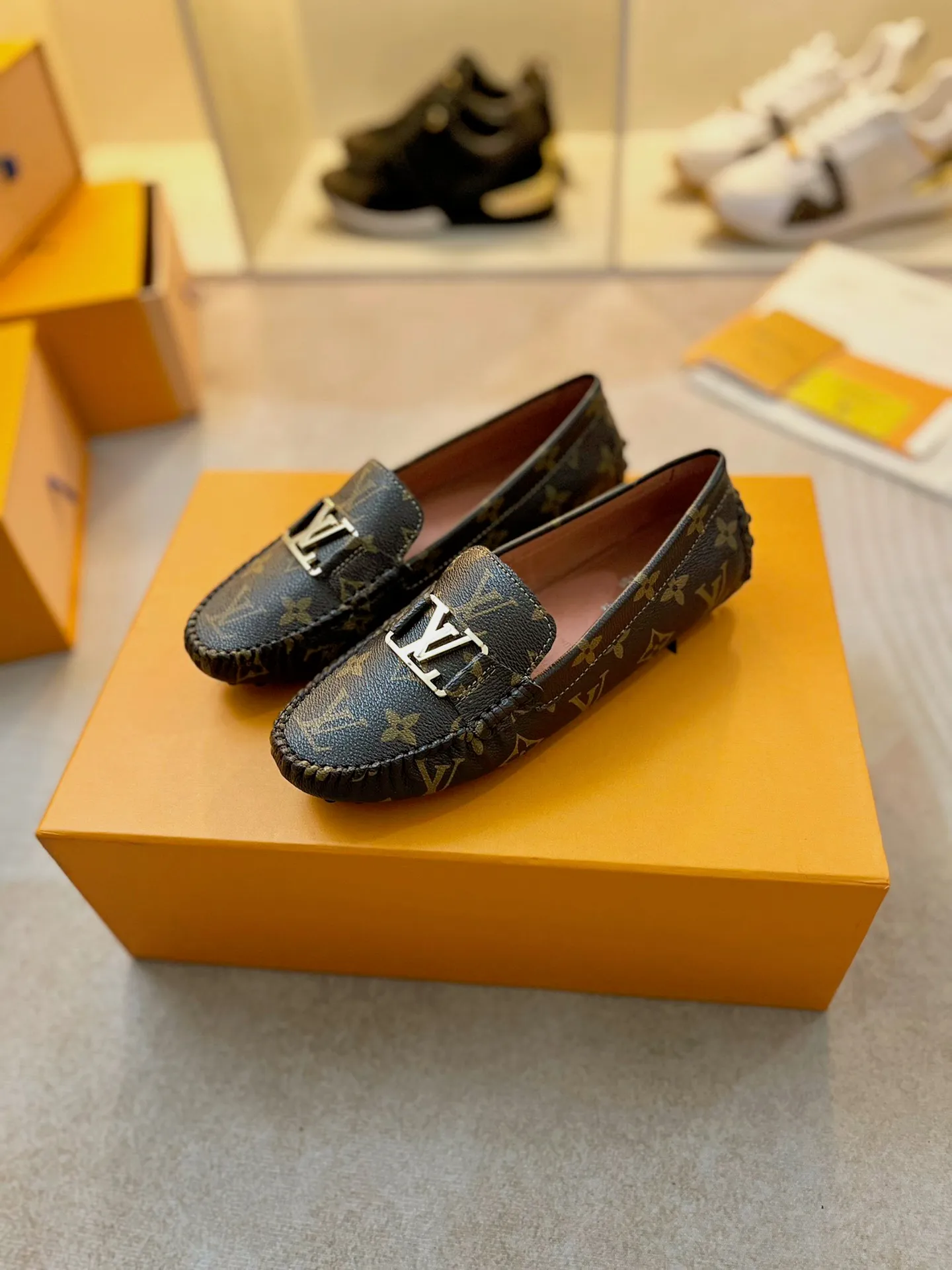 p460💰Couple model❤️🇫🇷 𝙇𝙤𝙪𝙞𝙨 𝙑𝙪𝙞𝙩𝙩𝙤𝙣 🇫🇷Louis Vuitton 2023 Classic𝓛𝓿 𝓣𝓻𝓪𝓲𝓷𝓮𝓻 Sports Series ➪➪➪¯ [Arizona Doudou Shoes Series] ▪️▪️▪️Arizona slip-on shoes are made of Monogram Eclipse canvas. Its hand-painted and dyed edges and hand-sewn uppers fully demonstrate Louis Vuitton's traditional shoemaking craftsmanship. This slip-on shoe is very lightweight. The integrated tongue and upper make it particularly comfortable and flexible. The soft outsole is equipped with rubber padding. Decorated with matching sash. Detailed features: ☑️Monogram Eclipse canvas ☑️Black Eclipse pattern ☑️Hand-painted shoe edges ☑️Hand-sewn uppers (each pair takes time to process) ☑️Integrated tongue and upper construction ☑️Outsole equipped with rubber lining ☑️size: 35_46
